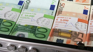 Blick in einen mit großen Euro-Scheinen gefüllten Geldkoffer.