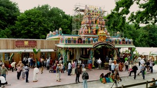 Zu sehen ist ein bunt geschmückter Hindu-Tempel.