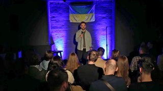 Ein ukrainischer Comedian auf der Bühne
