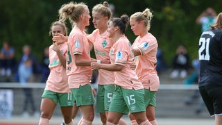 Die Werder-Frauen bejubeln einen Treffer.