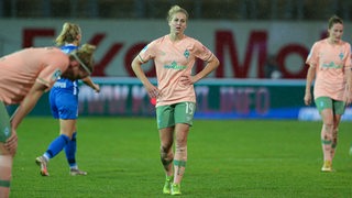 Die Werder-Frauen gehen nach dem 0:2 gegen Meppen enttäuscht vom Platz.