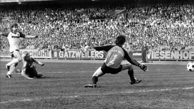 Rudi Völler schießt 1984 für Werder ein Tor gegen die Bayern. 