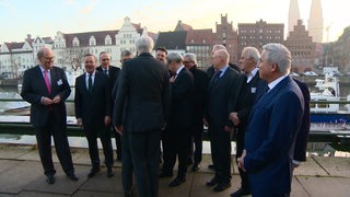Die Innenminister aller deutschen Bundesländer stehen versammelt in Kiel. 