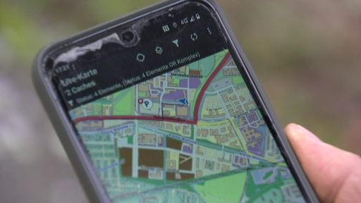 Ein Smartphone, auf dem ein Weg auf einer Karte angezeigt wird.
