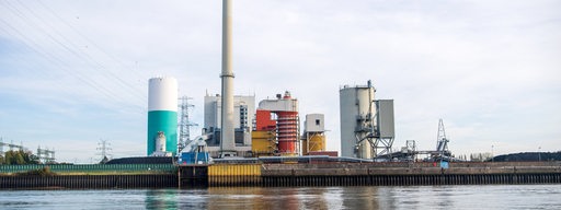 Das Kohlekraftwerk in Bremen-Farge spiegelt sich in der Weser