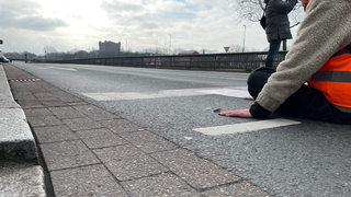 Eine Klimaaktivistin der letzten Generation hat sich in Bremen auf die Straße geklebt
