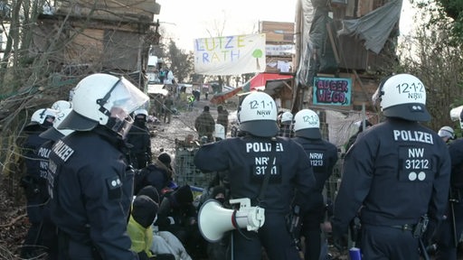 Polizeibeamte in Konfrontation mit Demonstranten in Lüzerath.