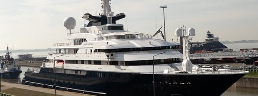 Eine Luxus-Yacht legt in Bremerhaven an.