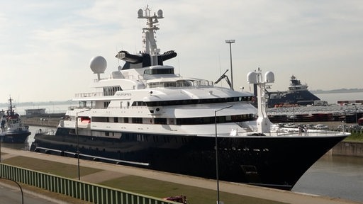 Eine Luxus-Yacht legt in Bremerhaven an.