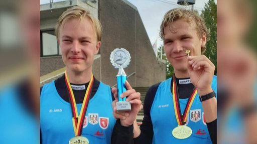 Danylo Zhovnovskyi und  Fabian Mosen mit Pokal in der Hand und Medaillen um den Hals.