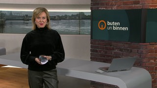 Moderatorin Kirsten Rademacher im Studio von buten un binnen.