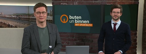 Die Moderatoren Felix Krömer und Niko Schleicher im Studio von buten un binnen mit Sportblitz.
