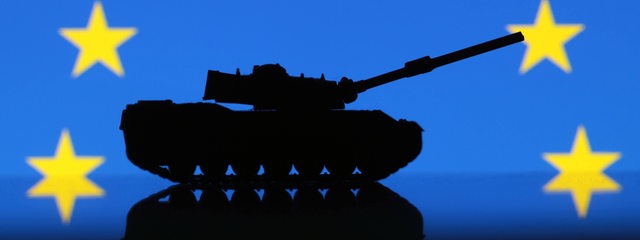 Die Silhouette eines Panzers vor der Flagge der EU (Symbolbild)
