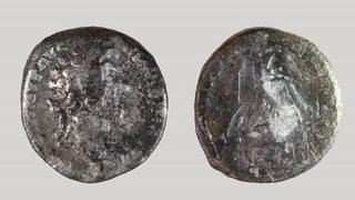 Eine Silbermünze mit kaum sichtbarer Prägung