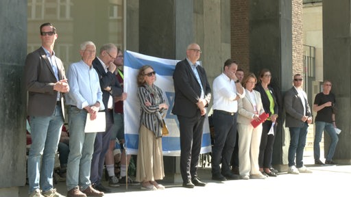 Bremers Bürgermeister Andreas Bovenschulte zeigt Solidarität mit Israel auf dem Bremer Marktplatz. 