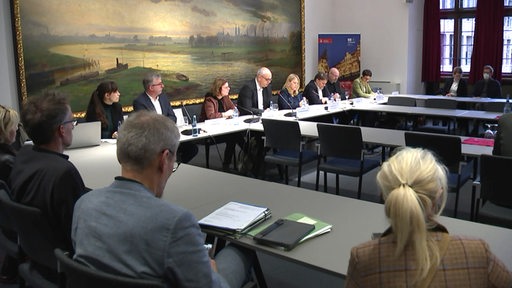 Bremens Landesregierungen treffen sich zur Pressekonferenz um über Krisenfonds zu entscheiden.  