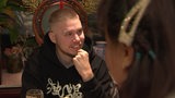 Bremerhavener Rapper Scor in einem Restaurant in China