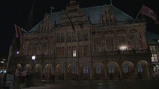 Das Bremer Rathaus mit Notbeleuchtung.