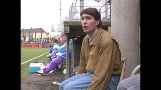 Rudi Assauer sitzt am Spielfeldrand, 1991