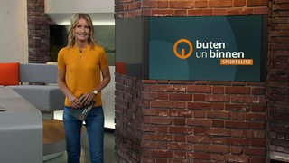 Sportblitz Moderatorin Janna Betten im buten un binnen Studio.