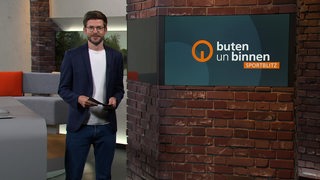 Der Moderator Niko Schleicher im Studio von buten un binnen.