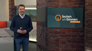 Der Sportblitzmoderator Jan-Dirk Bruns im Studio von buten un binnen