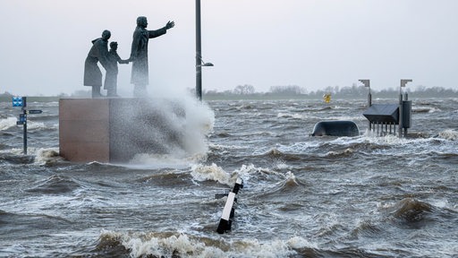 Bei der Sturmflut 2023 in Bremerhaven steht der Willy-Brandt-Platz unter Wasser.