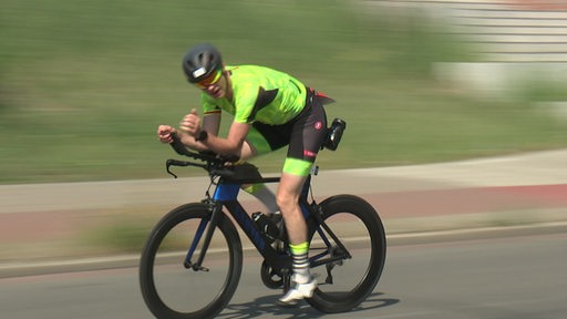 Ein Triathlonteilnehmer beim Fahrradfahren in Bremen.