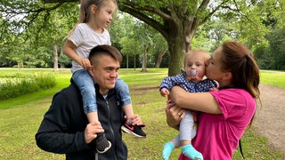Eine Familie aus der Ukraine trifft zusammen im Bürgerpark in Bremen