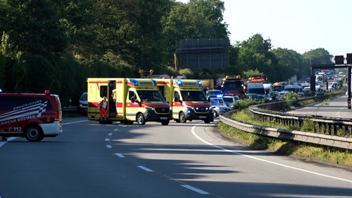 Rettungsfahrzeuge stehen auf der Autobahn. 
