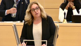 Die SPD-Politikerin Özlem Ünsal spricht während einer Landtagssitzung.