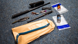 Sichergestellte Gegenstände liegen für ein Foto am Hauptbahnhof in einem Büro der Bundespolizei auf dem Boden