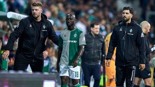 Werder-Spieler Naby Keita geht verletzt vom Platz.
