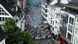 Blick von oben auf eine Masse an Werder-Fans, die durch das Bremer Viertel ziehen.